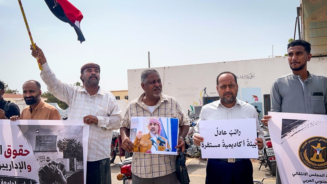 منسقية الانتقالي بجامعة حضرموت تنظم وقفة احتجاجية سلمية للمطالبة بحقوق الأكاديميين والإداريين والطلبة منسقية الانتقالي بجامعة حضرموت تنظم وقفة احتجاجية سلمية للمطالبة بحقوق الأكاديميين والإداريين والطلبة