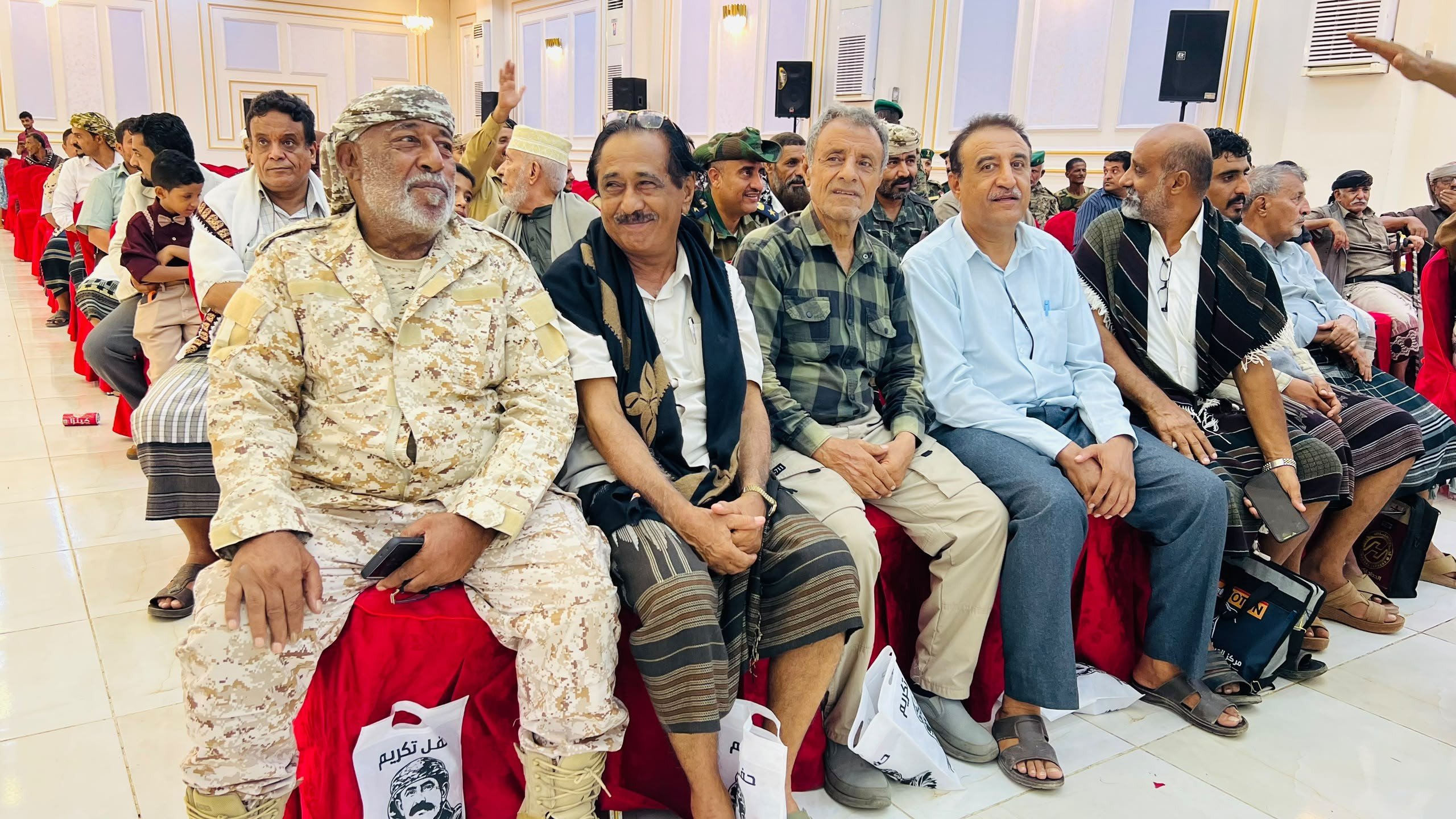 قيادات من المجلس الانتقالي تشارك في حفل تكريم الشاعر الثائر محمد السليماني قيادات من المجلس الانتقالي تشارك في حفل تكريم الشاعر الثائر محمد السليماني