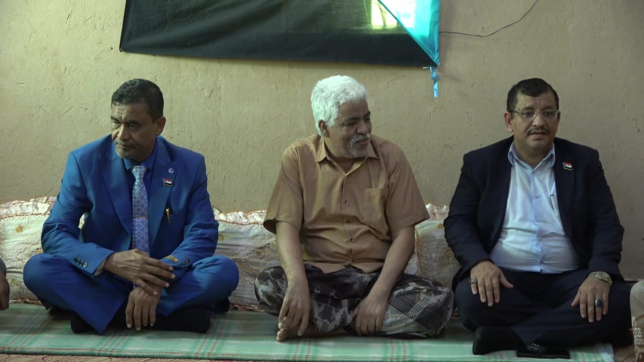 التميمي يطمئن على صحة المناضل عمر بالراشد ويشيد بتضحياته النضالية التميمي يطمئن على صحة المناضل عمر بالراشد ويشيد بتضحياته النضالية