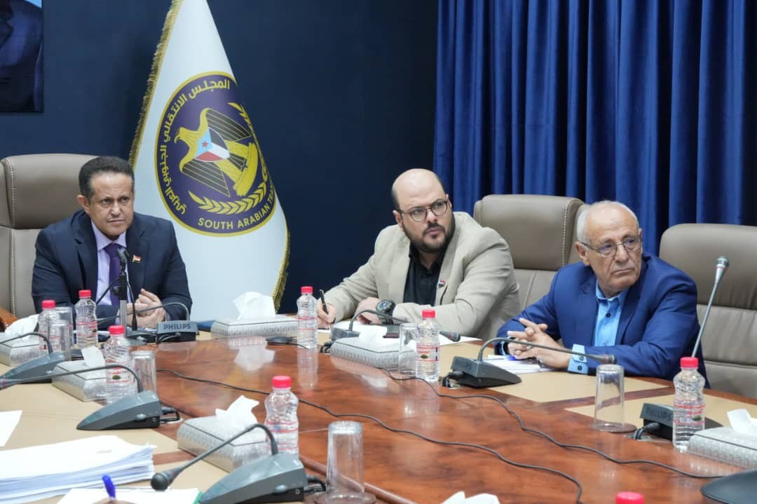 الحالمي بعقد اجتماعًا برؤساء الهيئات التنفيذية بالمحافظات لمناقشة تطورات المشهد الأمني والعسكري في الجنوب الحالمي بعقد اجتماعًا برؤساء الهيئات التنفيذية بالمحافظات لمناقشة تطورات المشهد الأمني والعسكري في الجنوب