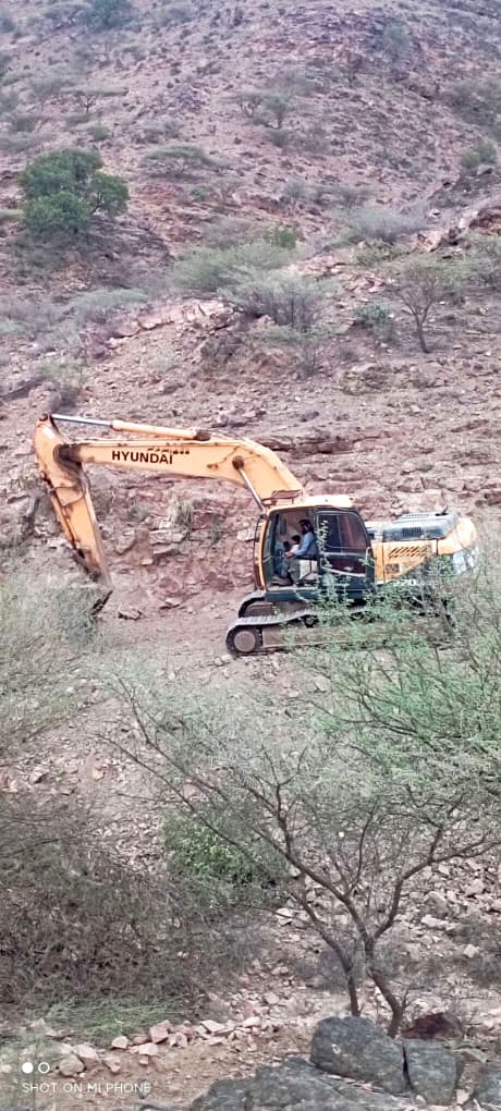 في قلب الجبل بدأت الحكاية.. مشروع عقبة المختبئ في الكُرَهِيّة بمديرية حبيل جبر يحوّل الصخور والعوائق إلى طريق أكثر انسيابية - في قلب الجبل بدأت الحكاية.. مشروع عقبة المختبئ في الكُرَهِيّة بمديرية حبيل جبر يحوّل الصخور والعوائق إلى طريق أكثر انسيابية -