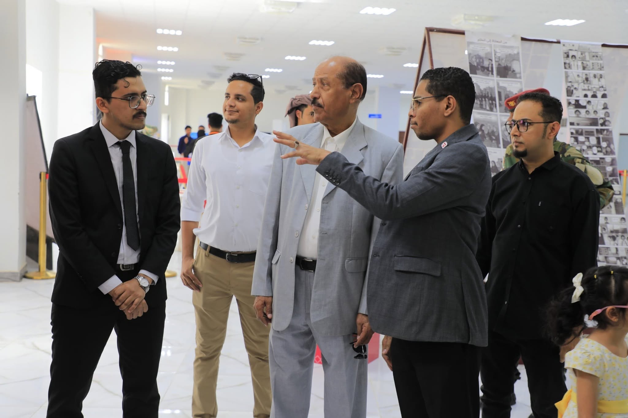 وكيل وادي حضرموت يفتتح معرض " أبعد من الحرب بقليل" سيئون وكيل وادي حضرموت يفتتح معرض " أبعد من الحرب بقليل" سيئون