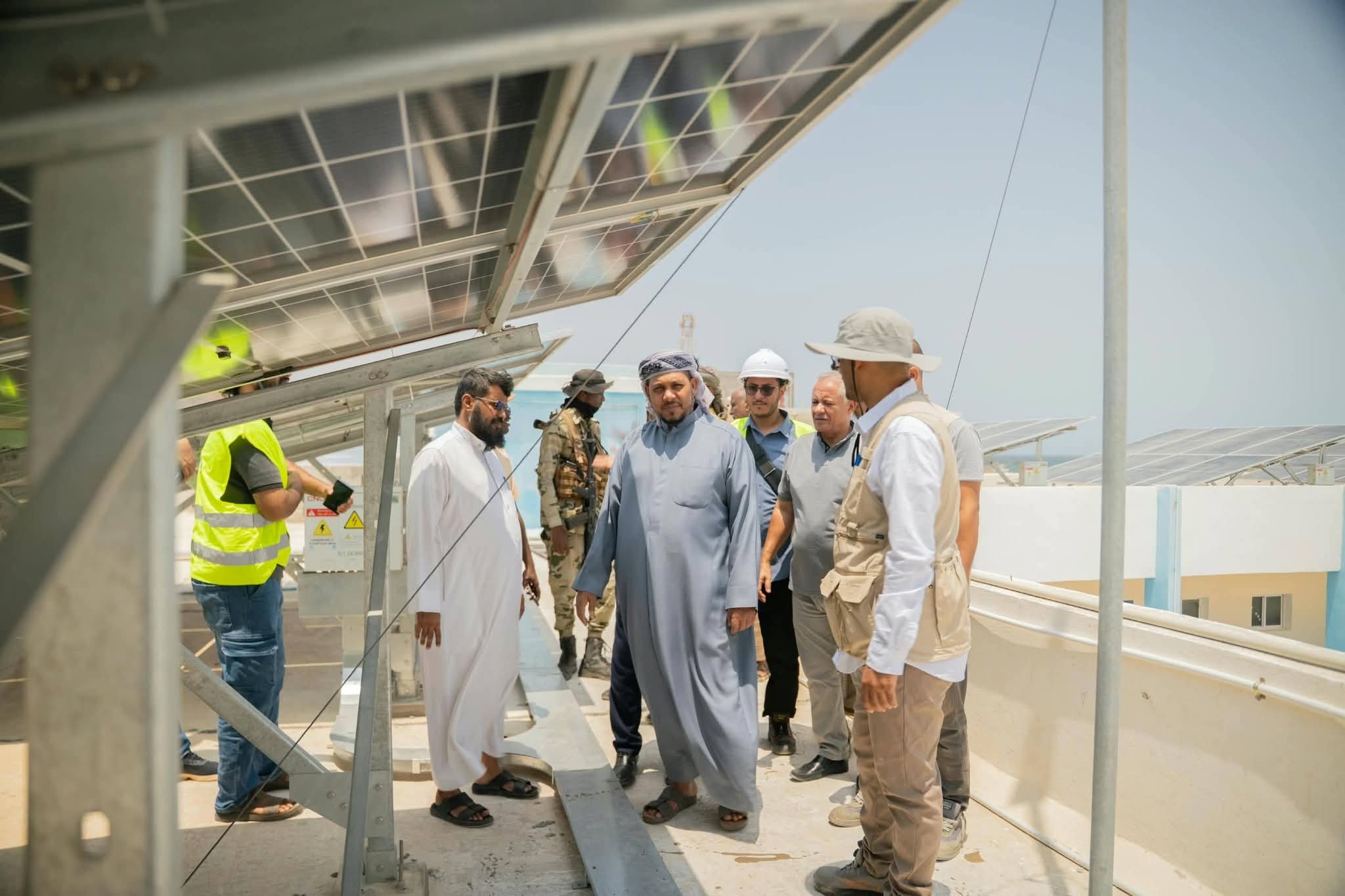 محافظ سقطرى يفتتح مشاريع الطاقة الشمسية بالمدارس والمرافق الصحية محافظ سقطرى يفتتح مشاريع الطاقة الشمسية بالمدارس والمرافق الصحية