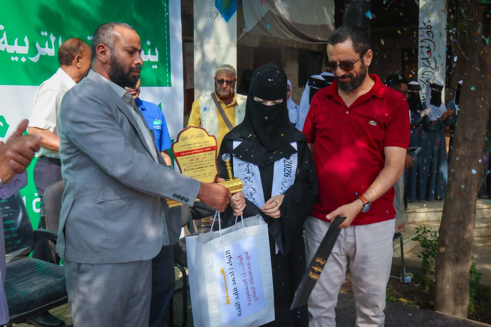محافظ الضالع يكرّم متفوقات الثانوية ضمن أوائل الجمهورية ويعتمد 100 ألف ريال سعودي لتوسعة مدرسة الفقيد فُضيل محافظ الضالع يكرّم متفوقات الثانوية ضمن أوائل الجمهورية ويعتمد 100 ألف ريال سعودي لتوسعة مدرسة الفقيد فُضيل