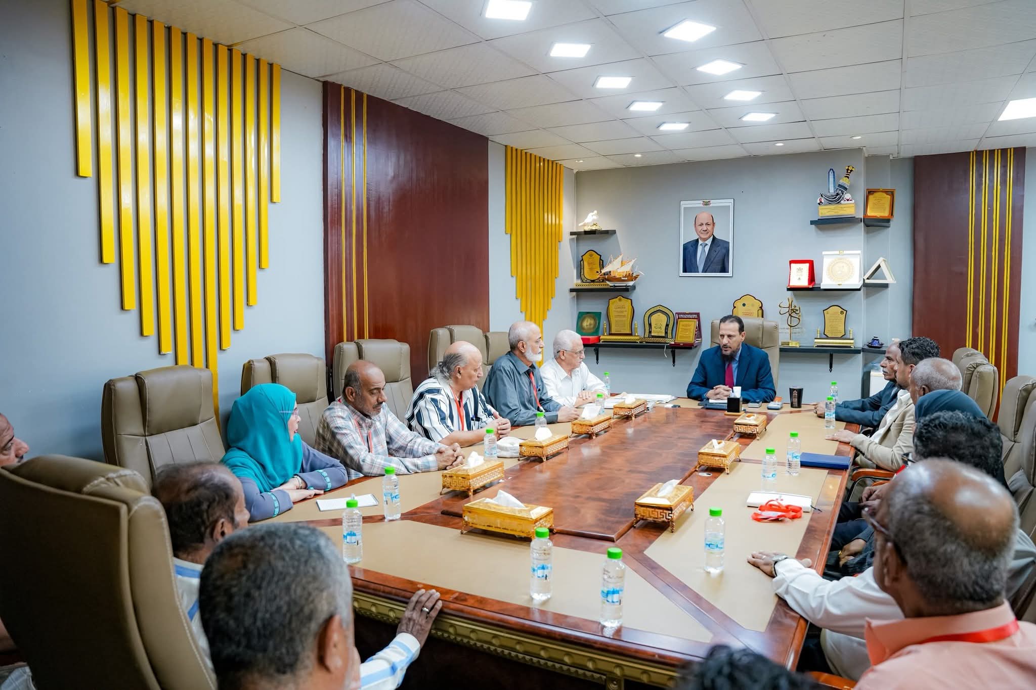 محافظ العاصمة عدن يلتقي إدارتي فرع هيئة الأراضي الجديدة والسابقة ويؤكد أهمية تعزيز العمل المؤسسي - محافظ العاصمة عدن يلتقي إدارتي فرع هيئة الأراضي الجديدة والسابقة ويؤكد أهمية تعزيز العمل المؤسسي -