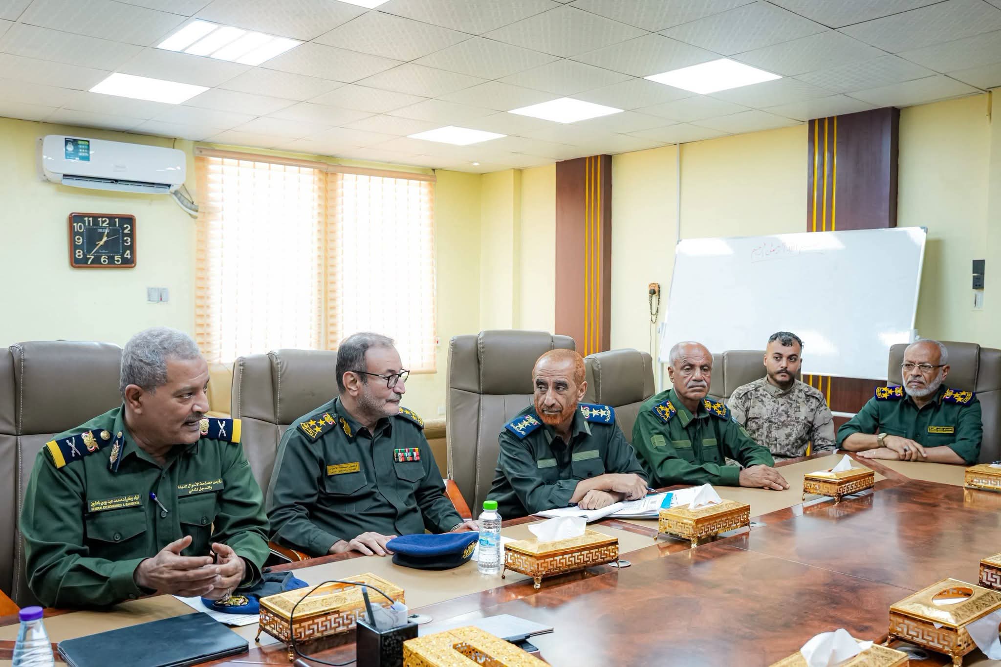 محافظ عدن يبحث تنظيم إصدار الوثائق الثبوتية وتحسين خدمات الأحوال المدنية محافظ عدن يبحث تنظيم إصدار الوثائق الثبوتية وتحسين خدمات الأحوال المدنية