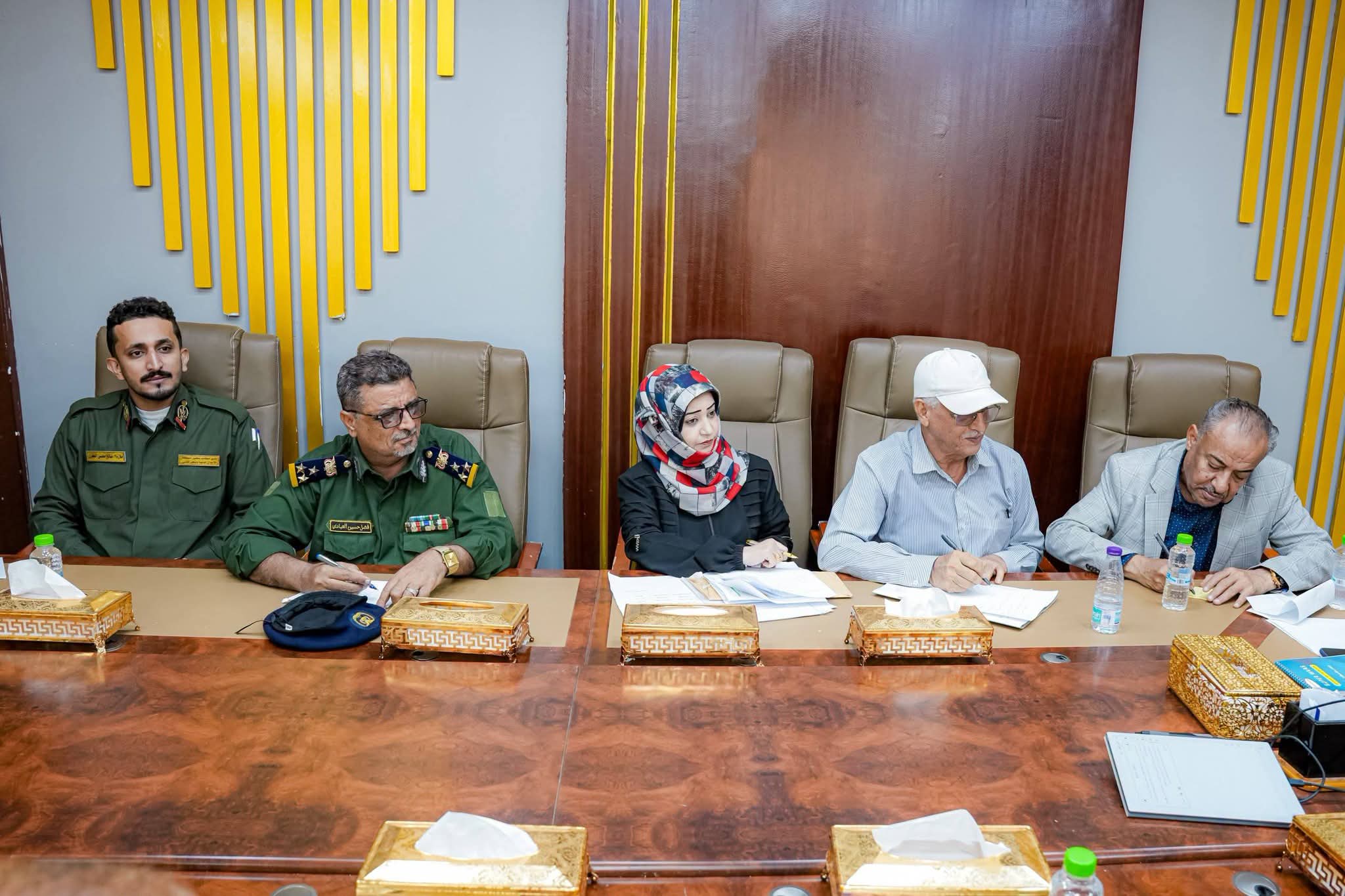 محافظ عدن يبحث تنظيم إصدار الوثائق الثبوتية وتحسين خدمات الأحوال المدنية محافظ عدن يبحث تنظيم إصدار الوثائق الثبوتية وتحسين خدمات الأحوال المدنية
