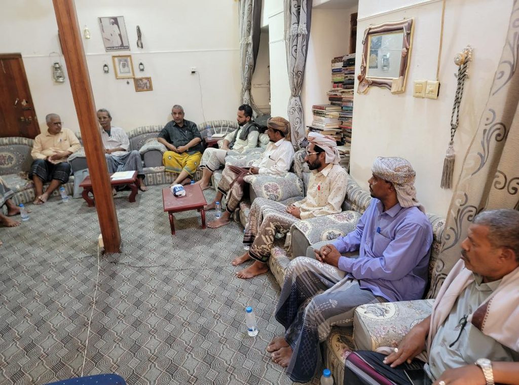 وفاءٌ لأهل العطاء.. مدرسة ابن سميط بشبام تطرق باب المؤرخ علوي بن سميط للاطمئنان على صحته وفاءٌ لأهل العطاء.. مدرسة ابن سميط بشبام تطرق باب المؤرخ علوي بن سميط للاطمئنان على صحته
