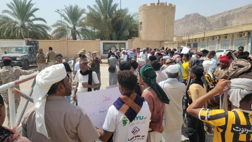 بالصور .. وقفة احتجاجية في بسيئون تطالب بالإفراج عن باسم دويل ووائل مرجان بالصور .. وقفة احتجاجية في بسيئون تطالب بالإفراج عن باسم دويل ووائل مرجان