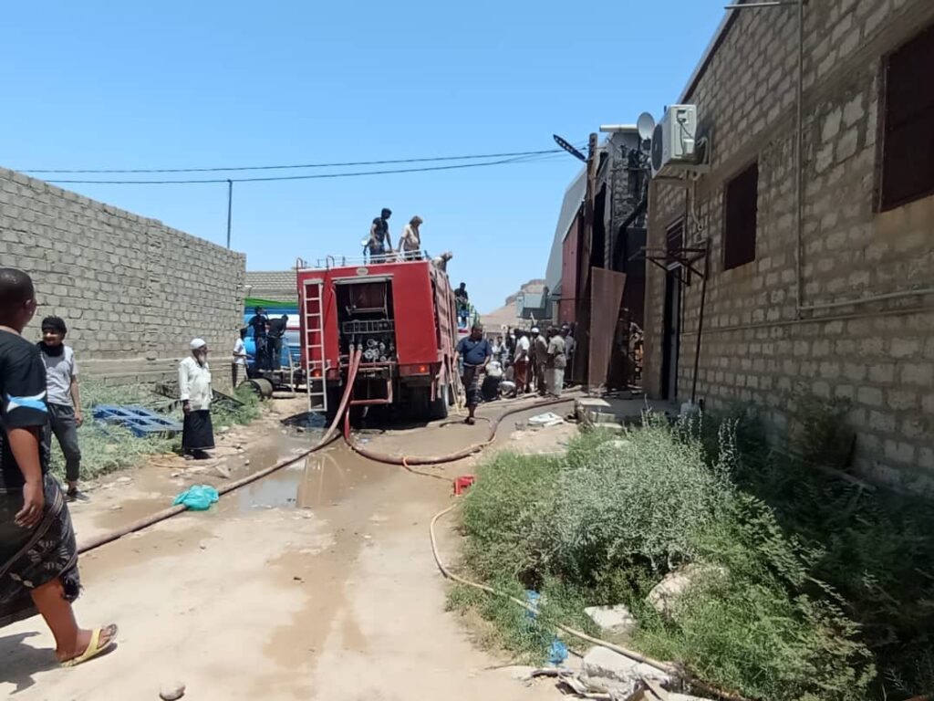 الدفاع المدني بالتعاون مع المواطنين يخمد حريقاً اندلع في مصنع للبلاستيك بمديرية تريم الدفاع المدني بالتعاون مع المواطنين يخمد حريقاً اندلع في مصنع للبلاستيك بمديرية تريم