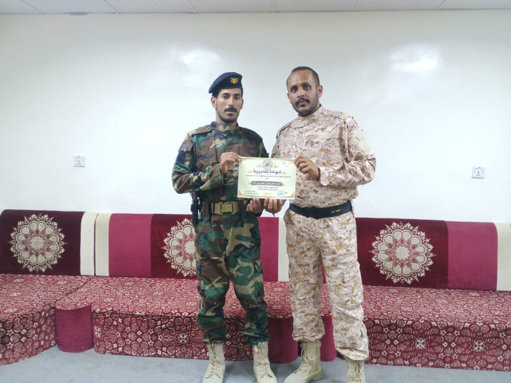 قائد معسكر نحب لقوات حماية حضرموت يكرّم المتميزين قائد معسكر نحب لقوات حماية حضرموت يكرّم المتميزين