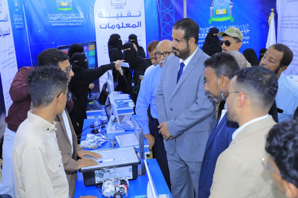 برعاية محافظ حضرموت.. الوكيل الجهوري يفتتح معرض تقنية المعلومات والدفع الرقمي بالمكلا برعاية محافظ حضرموت.. الوكيل الجهوري يفتتح معرض تقنية المعلومات والدفع الرقمي بالمكلا