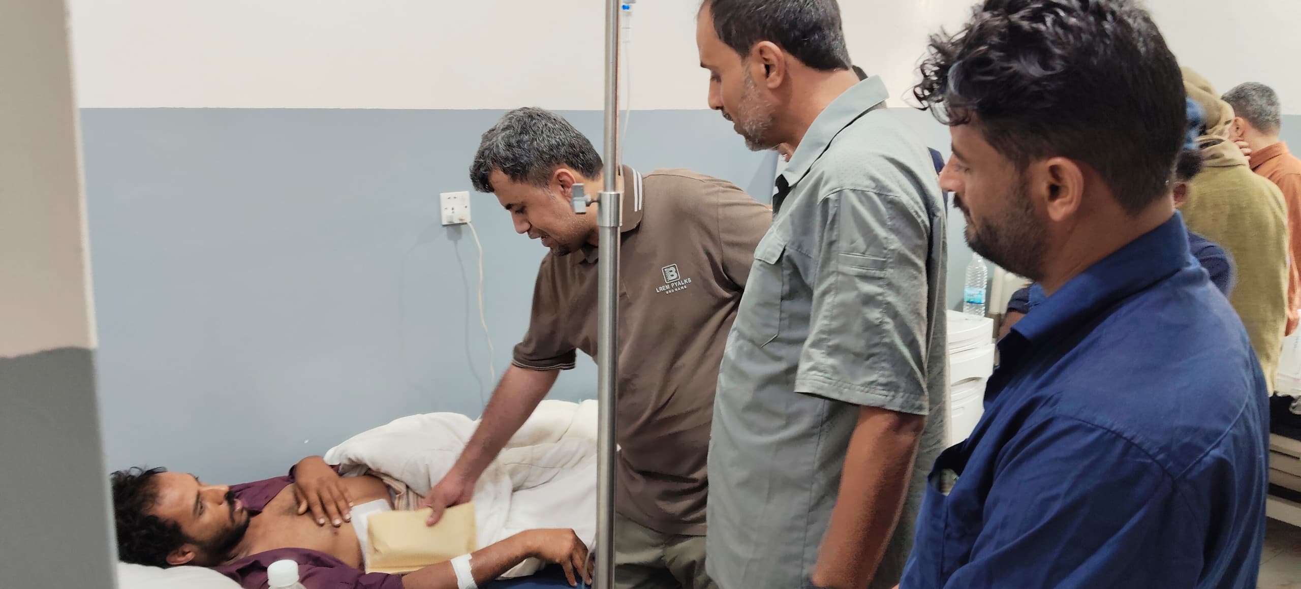 مدير دائرة الخدمات الطبية للمقاومة الوطنية يتفقد جرحى القوات المسلحة ويطلع على أوضاعهم الصحية - مدير دائرة الخدمات الطبية للمقاومة الوطنية يتفقد جرحى القوات المسلحة ويطلع على أوضاعهم الصحية -