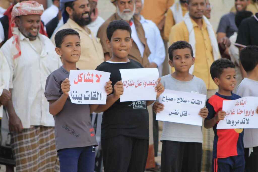 أهالي القرين والسوم بسيئون يصعّدون رفضهم: «لا لسوق القات بين منازلنا وأطفالنا» أهالي القرين والسوم بسيئون يصعّدون رفضهم: «لا لسوق القات بين منازلنا وأطفالنا»