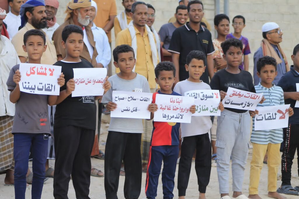 أهالي القرين والسوم بسيئون يصعّدون رفضهم: «لا لسوق القات بين منازلنا وأطفالنا» أهالي القرين والسوم بسيئون يصعّدون رفضهم: «لا لسوق القات بين منازلنا وأطفالنا»