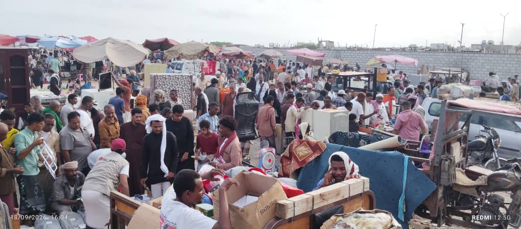 سوق الحراج بالمكلا.. سوقٌ شعبي يجمع احتياجات الأسرة تحت سقف واحد سوق الحراج بالمكلا.. سوقٌ شعبي يجمع احتياجات الأسرة تحت سقف واحد
