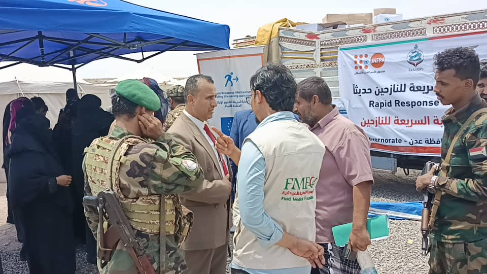 رئيس مجلس المستقبل الجنوبي بالعاصمة عدن يتفقد أحوال النازحين القادمين من المخا وباب المندب رئيس مجلس المستقبل الجنوبي بالعاصمة عدن يتفقد أحوال النازحين القادمين من المخا وباب المندب