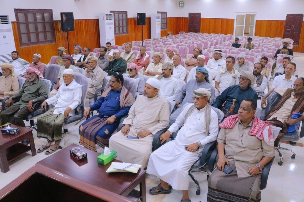 مدير عام سيئون يرأس اجتماعا موسعا بعقال الأحياء لمناقشة مستجدات الأوضاع بالمديرية. مدير عام سيئون يرأس اجتماعا موسعا بعقال الأحياء لمناقشة مستجدات الأوضاع بالمديرية.