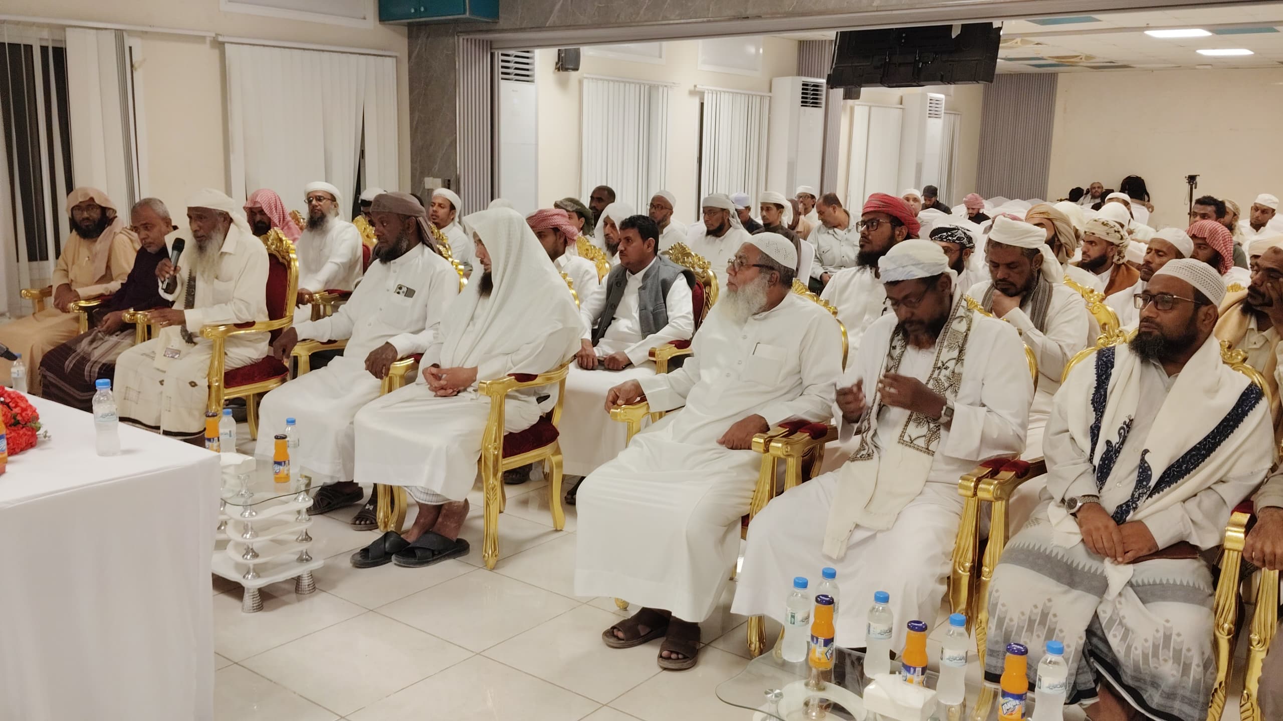 وزير الأوقاف في لقائه بعلماء حضرموت:معركتنا واحدة ضد المليشيات الخـ.وثية وطاعة ولي الأمر أولوية وزير الأوقاف في لقائه بعلماء حضرموت:معركتنا واحدة ضد المليشيات الخـ.وثية وطاعة ولي الأمر أولوية