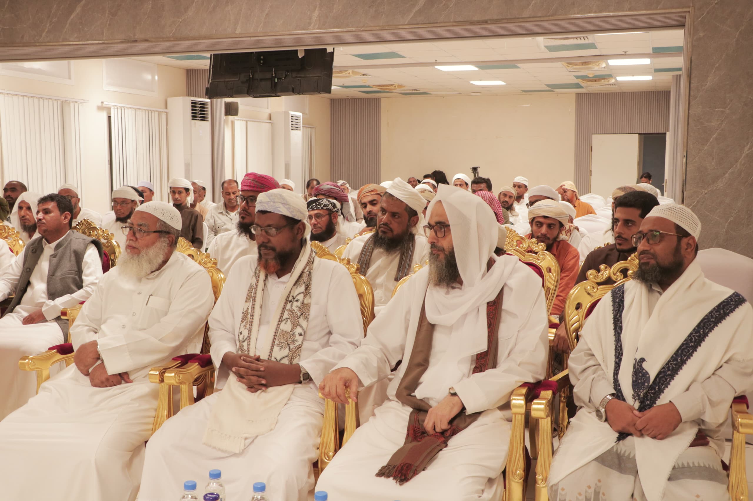 وزير الأوقاف في لقائه بعلماء حضرموت:معركتنا واحدة ضد المليشيات الخـ.وثية وطاعة ولي الأمر أولوية وزير الأوقاف في لقائه بعلماء حضرموت:معركتنا واحدة ضد المليشيات الخـ.وثية وطاعة ولي الأمر أولوية