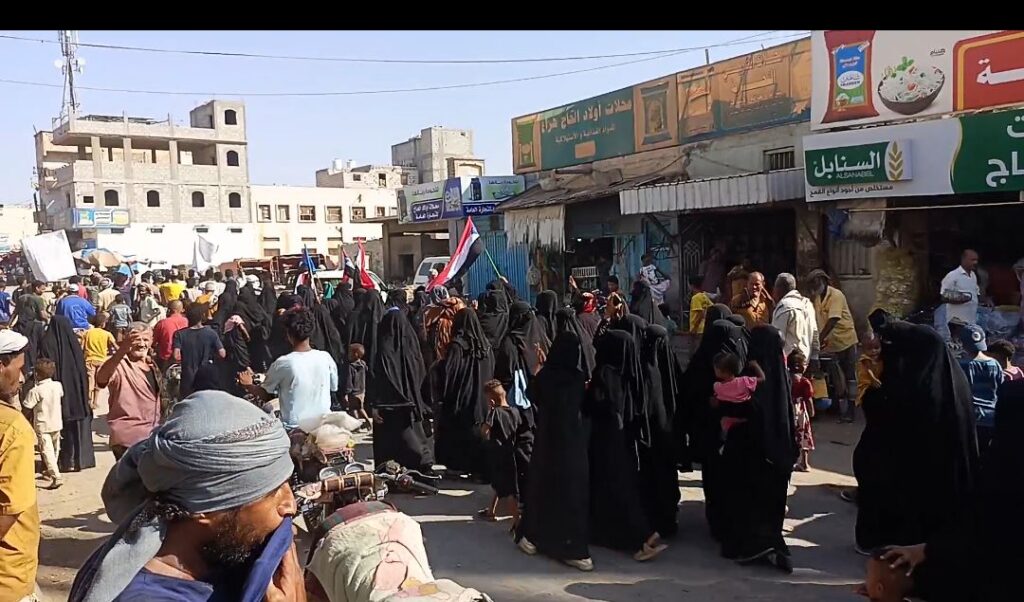 الحراك الثوري في لحج ينظم مسيرة جماهيرية حاشدة بمدينة الحوطة رفضًا لزج أبناء الجنوب في معارك على أرض الشمال الحراك الثوري في لحج ينظم مسيرة جماهيرية حاشدة بمدينة الحوطة رفضًا لزج أبناء الجنوب في معارك على أرض الشمال