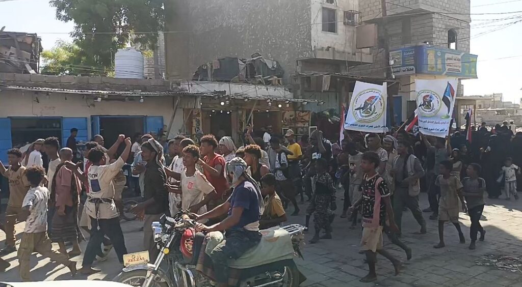الحراك الثوري في لحج ينظم مسيرة جماهيرية حاشدة بمدينة الحوطة رفضًا لزج أبناء الجنوب في معارك على أرض الشمال الحراك الثوري في لحج ينظم مسيرة جماهيرية حاشدة بمدينة الحوطة رفضًا لزج أبناء الجنوب في معارك على أرض الشمال