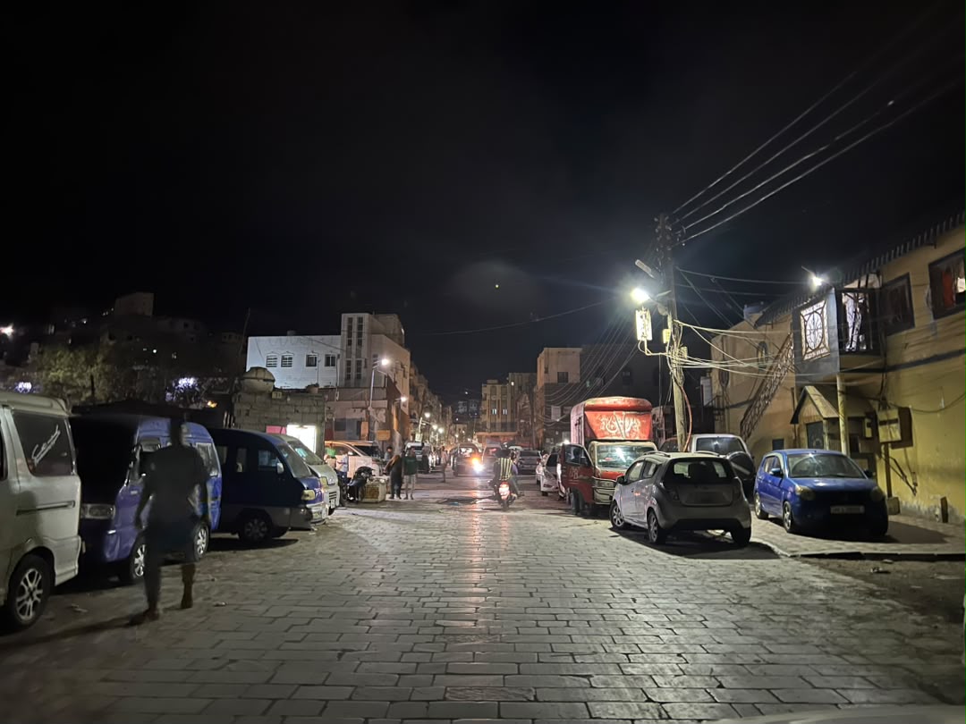 تركيب انارة طاقة شمسية في عدد من شوارع مديرية صيرة بعدن تركيب انارة طاقة شمسية في عدد من شوارع مديرية صيرة بعدن