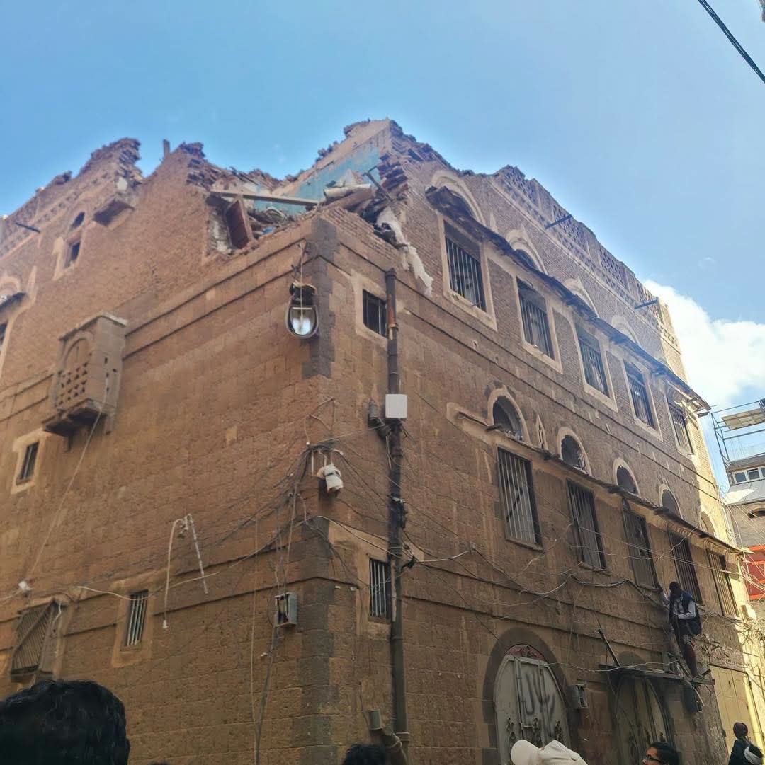 مقتل طفل وإصابة مدنيين بسقوط صاروخ على حي سكني في صنعاء - مقتل طفل وإصابة مدنيين بسقوط صاروخ على حي سكني في صنعاء -