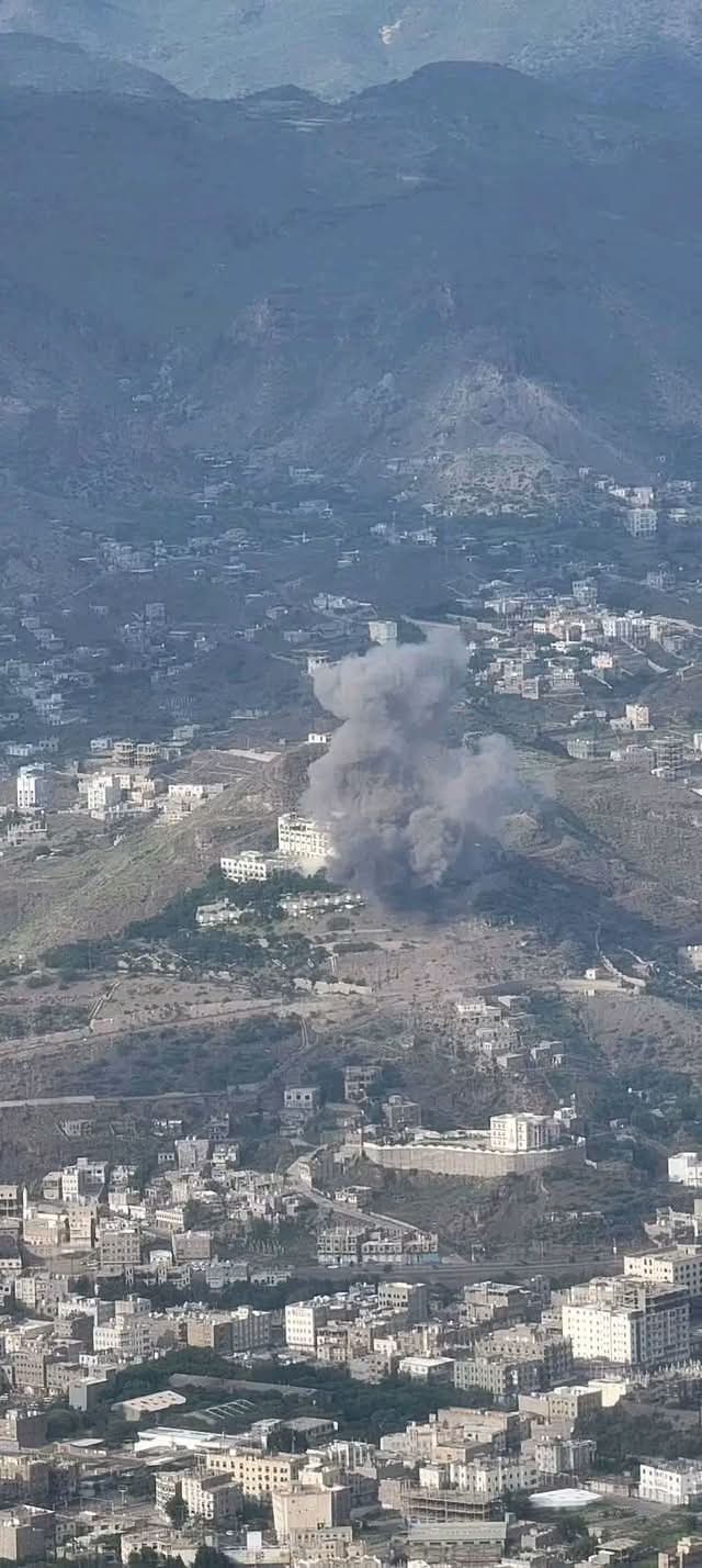 غارات جوية للطيران الحربي تستهدف آليات ومواقع لمليشيا الحـ.وثي شرق وغرب مدينة تعز - غارات جوية للطيران الحربي تستهدف آليات ومواقع لمليشيا الحـ.وثي شرق وغرب مدينة تعز -