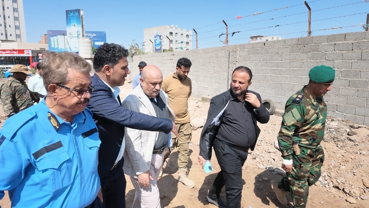 الجعملاني واليزيدي ينفذان نزولا ميدانيا لإعادة تنظيم محطات سيارات الأجرة ووقوف القاطرات الجعملاني واليزيدي ينفذان نزولا ميدانيا لإعادة تنظيم محطات سيارات الأجرة ووقوف القاطرات