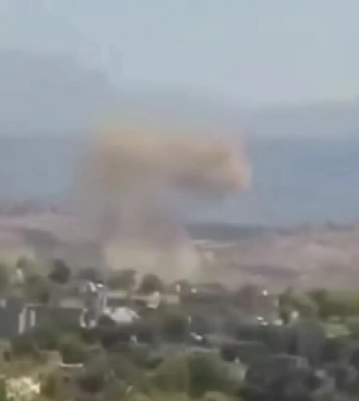 صـ,ـاروخ حـ,ـوثي يفشل في الوصول لهدفه ويودي بحياة امرأتين جنوب تعز صـ,ـاروخ حـ,ـوثي يفشل في الوصول لهدفه ويودي بحياة امرأتين جنوب تعز