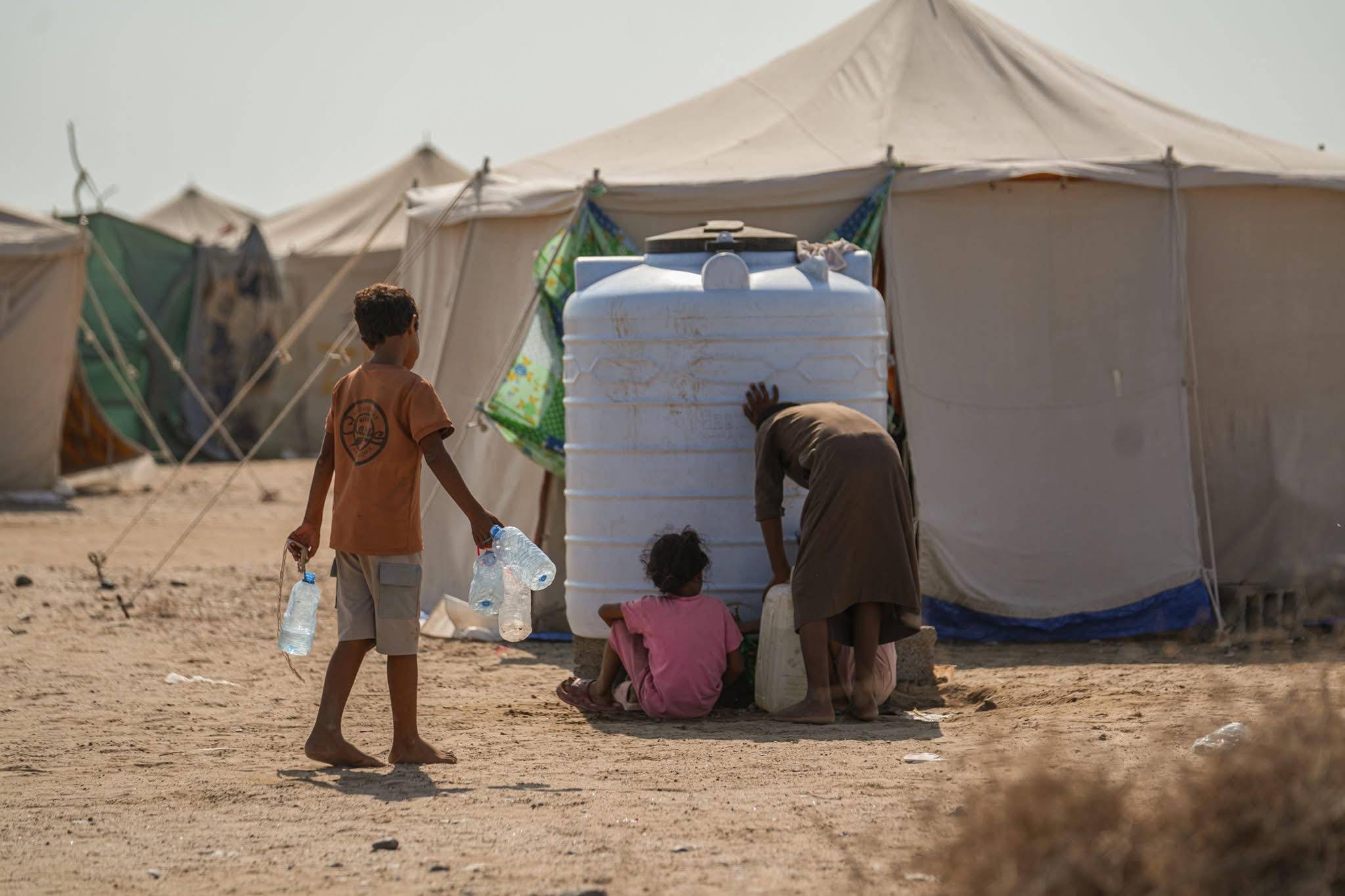 حصار الحوثيين يخفض إنتاج المياه في تعز إلى النصف حصار الحوثيين يخفض إنتاج المياه في تعز إلى النصف
