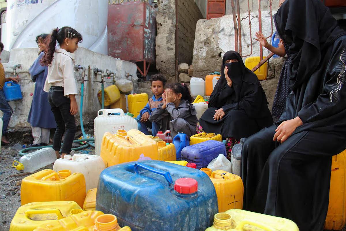 تعز على حافة الجوع بعد تفجير الطرق ومنع الإمدادات - تعز على حافة الجوع بعد تفجير الطرق ومنع الإمدادات -