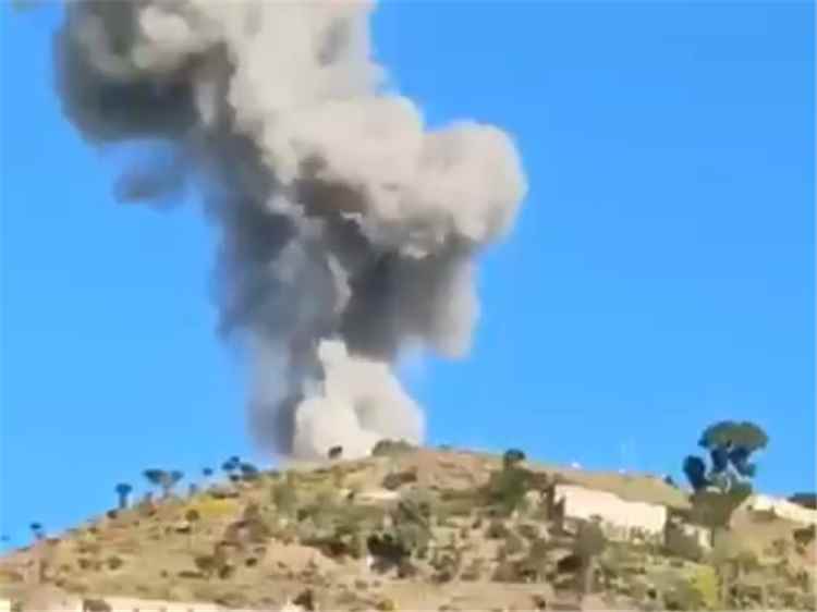 غارة جوية مباغتة تستهدف تجمعاً للحوثيين في جبل حبشي غربي تعز غارة جوية مباغتة تستهدف تجمعاً للحوثيين في جبل حبشي غربي تعز
