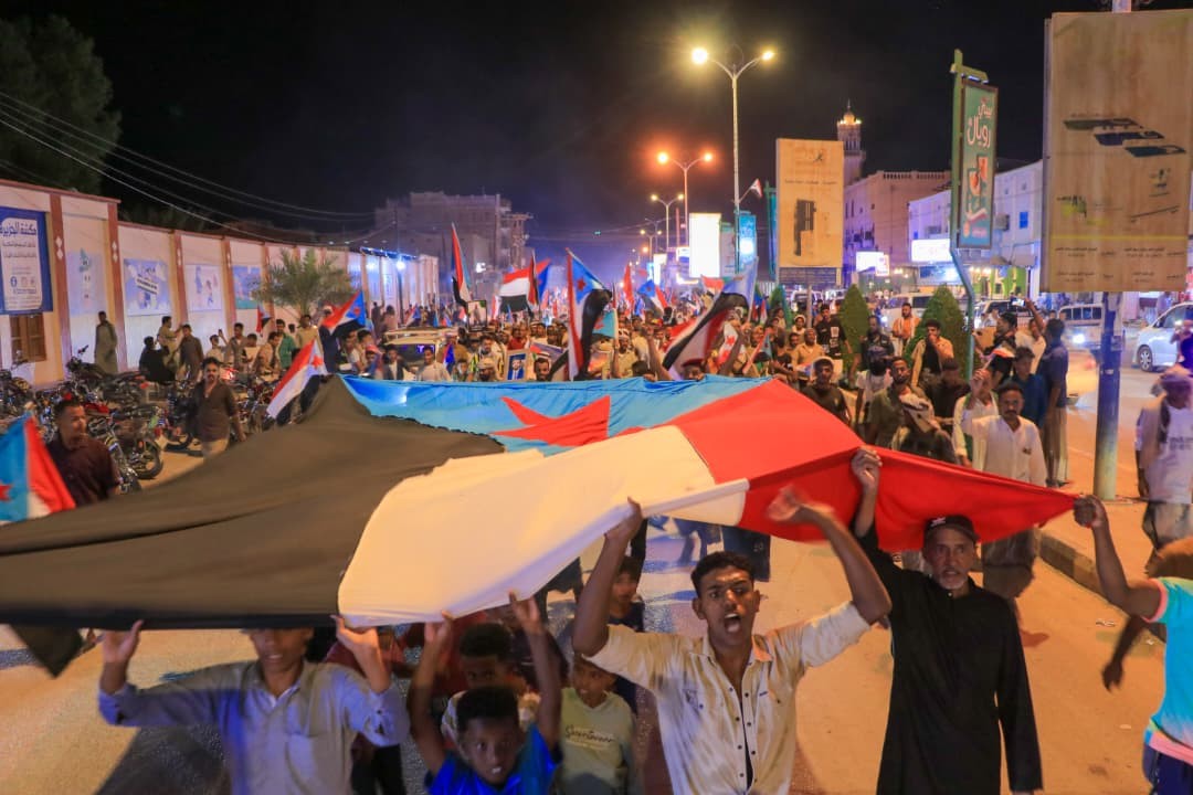 مسيرة جماهيرية في القطن تزامنًا مع مليونية التعبئة الشعبية العامة تؤكد تمسكها بالمجلس بقيادة الرئيس الزُبيدي مسيرة جماهيرية في القطن تزامنًا مع مليونية التعبئة الشعبية العامة تؤكد تمسكها بالمجلس بقيادة الرئيس الزُبيدي