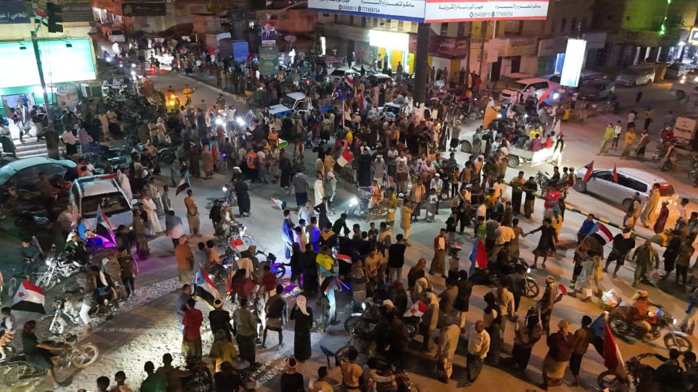 مسيرة جماهيرية في القطن تزامنًا مع مليونية التعبئة الشعبية العامة تؤكد تمسكها بالمجلس بقيادة الرئيس الزُبيدي مسيرة جماهيرية في القطن تزامنًا مع مليونية التعبئة الشعبية العامة تؤكد تمسكها بالمجلس بقيادة الرئيس الزُبيدي
