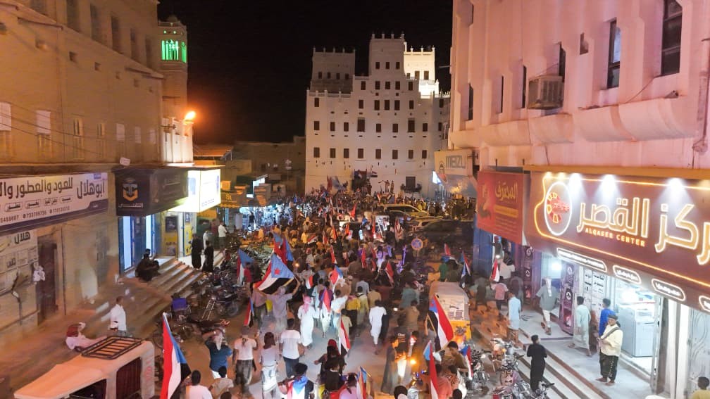 مسيرة جماهيرية في القطن تزامنًا مع مليونية التعبئة الشعبية العامة تؤكد تمسكها بالمجلس بقيادة الرئيس الزُبيدي مسيرة جماهيرية في القطن تزامنًا مع مليونية التعبئة الشعبية العامة تؤكد تمسكها بالمجلس بقيادة الرئيس الزُبيدي