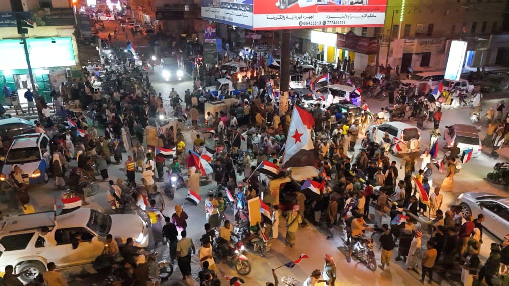 مسيرة جماهيرية في القطن تزامنًا مع مليونية التعبئة الشعبية العامة تؤكد تمسكها بالمجلس بقيادة الرئيس الزُبيدي مسيرة جماهيرية في القطن تزامنًا مع مليونية التعبئة الشعبية العامة تؤكد تمسكها بالمجلس بقيادة الرئيس الزُبيدي