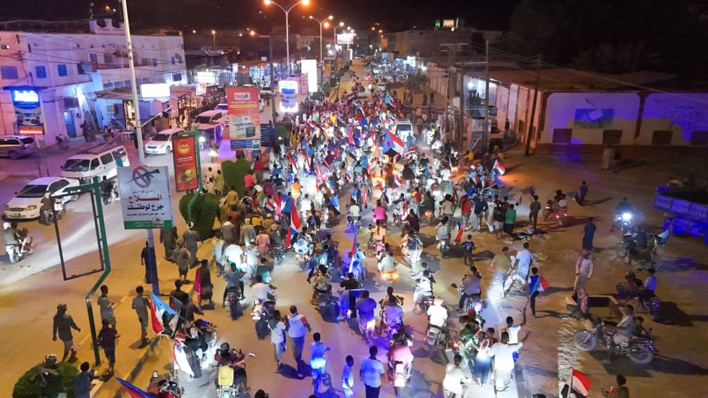 مسيرة جماهيرية في القطن تزامنًا مع مليونية التعبئة الشعبية العامة تؤكد تمسكها بالمجلس بقيادة الرئيس الزُبيدي مسيرة جماهيرية في القطن تزامنًا مع مليونية التعبئة الشعبية العامة تؤكد تمسكها بالمجلس بقيادة الرئيس الزُبيدي