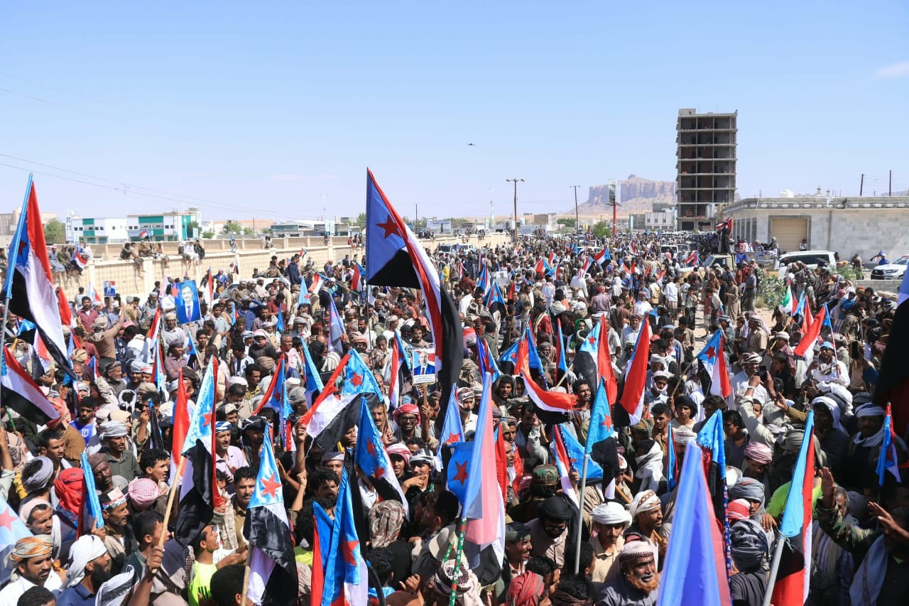تلبية لدعوة الرئيس الزُبيدي.. أبناء شبوة يحتشدون في مليونية التعبئة الشعبية العامة احتفاءً بذكرى ثورة 14 أكتوبر تلبية لدعوة الرئيس الزُبيدي.. أبناء شبوة يحتشدون في مليونية التعبئة الشعبية العامة احتفاءً بذكرى ثورة 14 أكتوبر