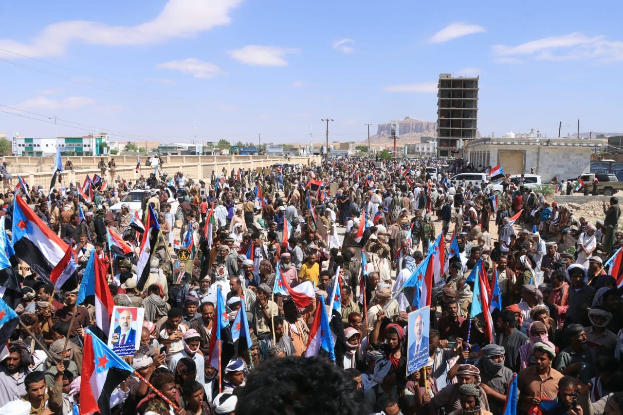 تلبية لدعوة الرئيس الزُبيدي.. أبناء شبوة يحتشدون في مليونية التعبئة الشعبية العامة احتفاءً بذكرى ثورة 14 أكتوبر تلبية لدعوة الرئيس الزُبيدي.. أبناء شبوة يحتشدون في مليونية التعبئة الشعبية العامة احتفاءً بذكرى ثورة 14 أكتوبر
