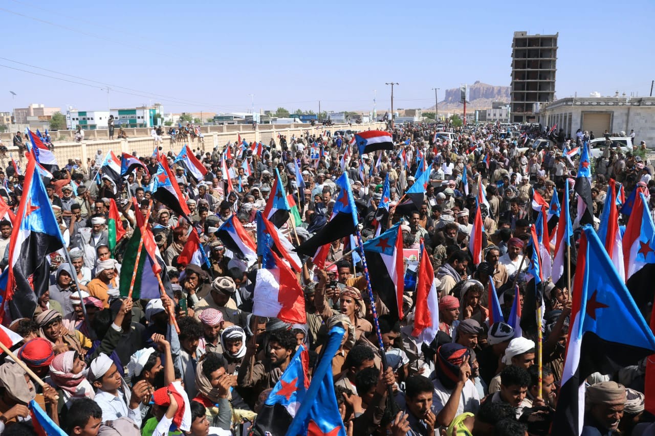تلبية لدعوة الرئيس الزُبيدي.. أبناء شبوة يحتشدون في مليونية التعبئة الشعبية العامة احتفاءً بذكرى ثورة 14 أكتوبر تلبية لدعوة الرئيس الزُبيدي.. أبناء شبوة يحتشدون في مليونية التعبئة الشعبية العامة احتفاءً بذكرى ثورة 14 أكتوبر