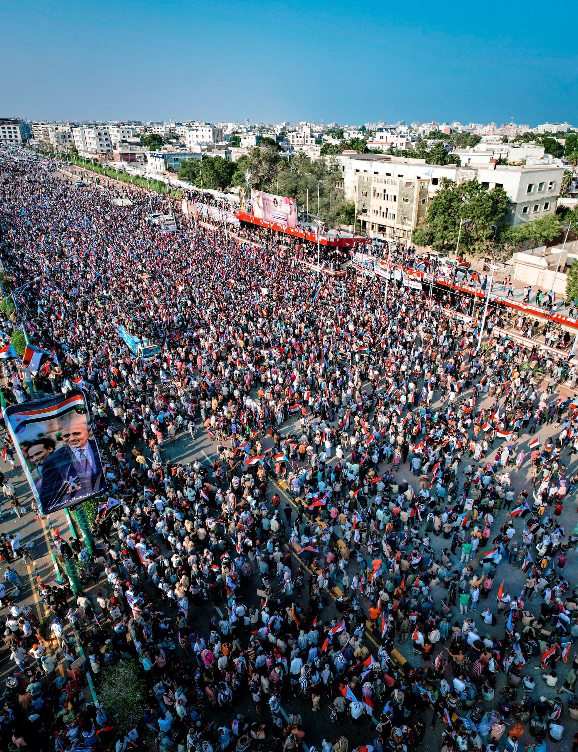 بمناسبة الذكرى الـ63 لثورة 14 أكتوبر المجيدة.. العاصمة عدن تشهد حشدًا جماهيريًا كبيرًا في «مليونية التعبئة الشعبية للدفاع عن الجنوب» بمناسبة الذكرى الـ63 لثورة 14 أكتوبر المجيدة.. العاصمة عدن تشهد حشدًا جماهيريًا كبيرًا في «مليونية التعبئة الشعبية للدفاع عن الجنوب»