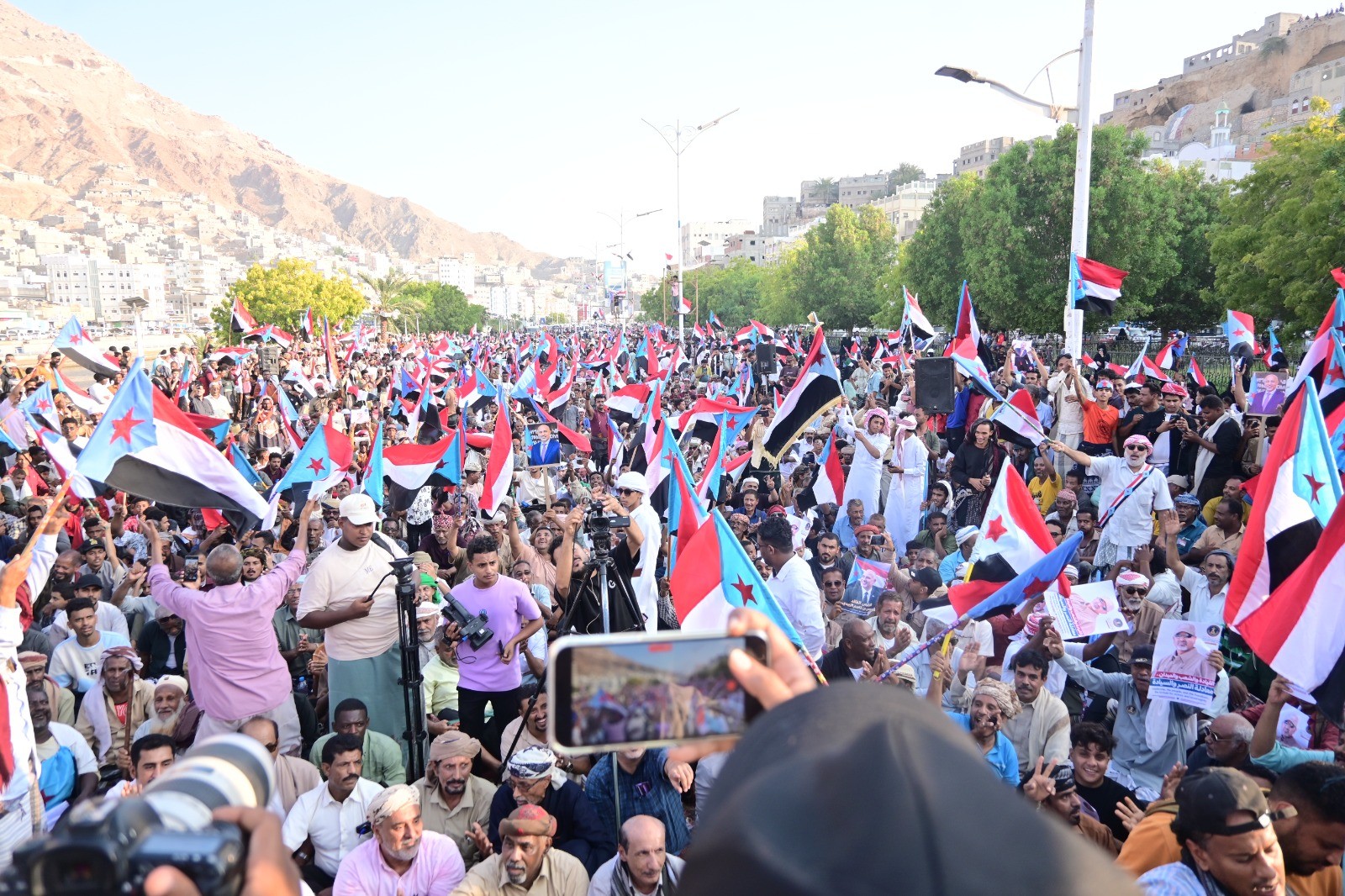 مليونية التعبئة الشعبية في المكلا تجدد التفويض للرئيس الزبيدي وتؤكد مساندة القوات الجنوبية في مواجهة الحوثيين مليونية التعبئة الشعبية في المكلا تجدد التفويض للرئيس الزبيدي وتؤكد مساندة القوات الجنوبية في مواجهة الحوثيين
