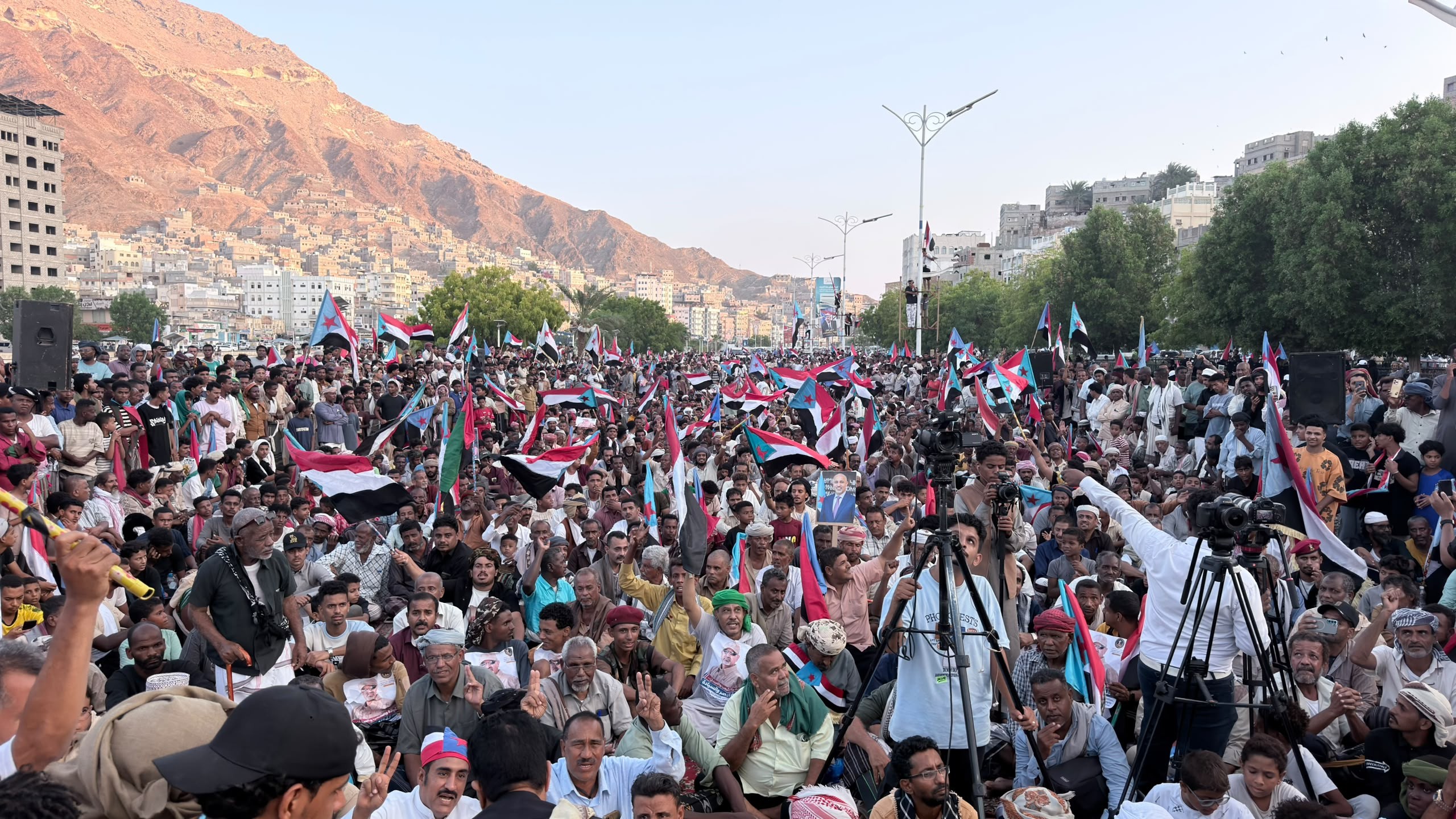 مليونية التعبئة الشعبية في المكلا تجدد التفويض للرئيس الزبيدي وتؤكد مساندة القوات الجنوبية في مواجهة الحوثيين مليونية التعبئة الشعبية في المكلا تجدد التفويض للرئيس الزبيدي وتؤكد مساندة القوات الجنوبية في مواجهة الحوثيين
