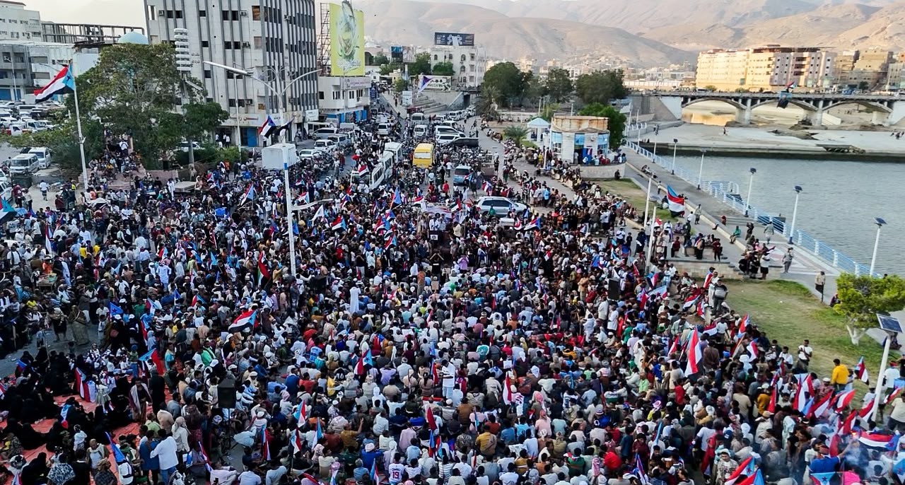 مليونية التعبئة الشعبية في المكلا تجدد التفويض للرئيس الزبيدي وتؤكد مساندة القوات الجنوبية في مواجهة الحوثيين مليونية التعبئة الشعبية في المكلا تجدد التفويض للرئيس الزبيدي وتؤكد مساندة القوات الجنوبية في مواجهة الحوثيين