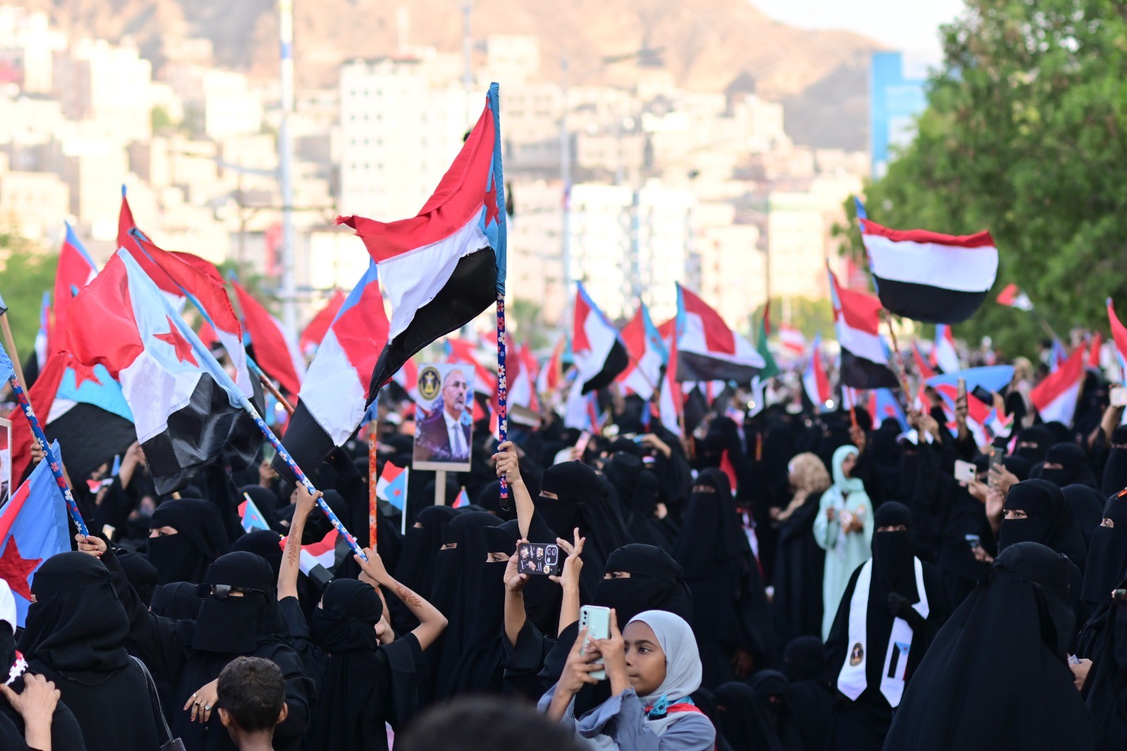 مليونية التعبئة الشعبية في المكلا تجدد التفويض للرئيس الزبيدي وتؤكد مساندة القوات الجنوبية في مواجهة الحوثيين مليونية التعبئة الشعبية في المكلا تجدد التفويض للرئيس الزبيدي وتؤكد مساندة القوات الجنوبية في مواجهة الحوثيين