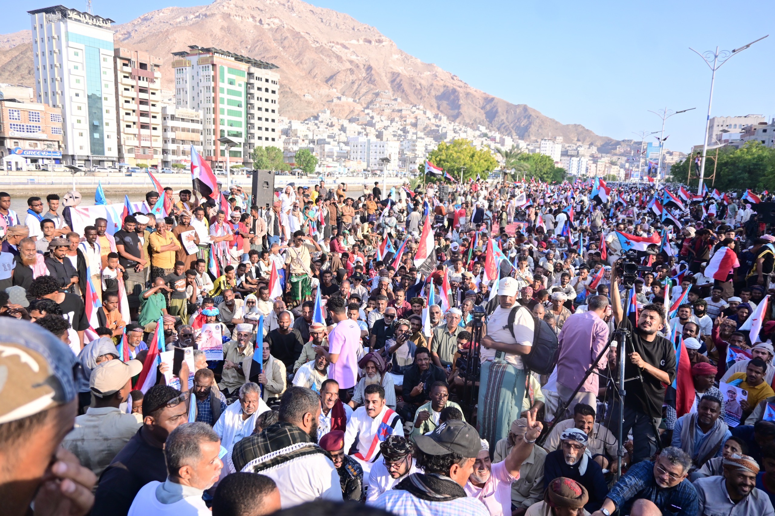 مليونية التعبئة الشعبية في المكلا تجدد التفويض للرئيس الزبيدي وتؤكد مساندة القوات الجنوبية في مواجهة الحوثيين مليونية التعبئة الشعبية في المكلا تجدد التفويض للرئيس الزبيدي وتؤكد مساندة القوات الجنوبية في مواجهة الحوثيين