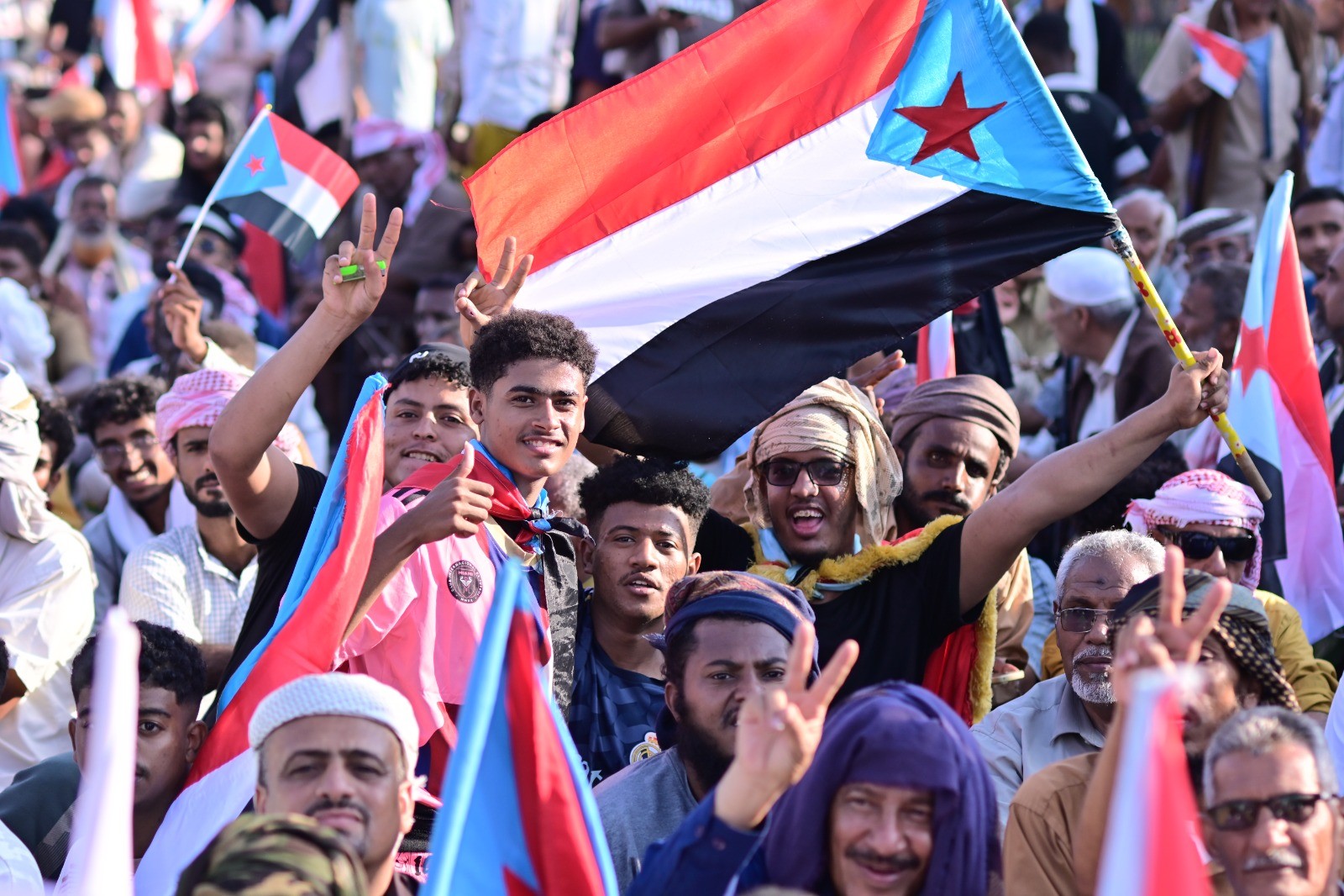 مليونية التعبئة الشعبية في المكلا تجدد التفويض للرئيس الزبيدي وتؤكد مساندة القوات الجنوبية في مواجهة الحوثيين مليونية التعبئة الشعبية في المكلا تجدد التفويض للرئيس الزبيدي وتؤكد مساندة القوات الجنوبية في مواجهة الحوثيين