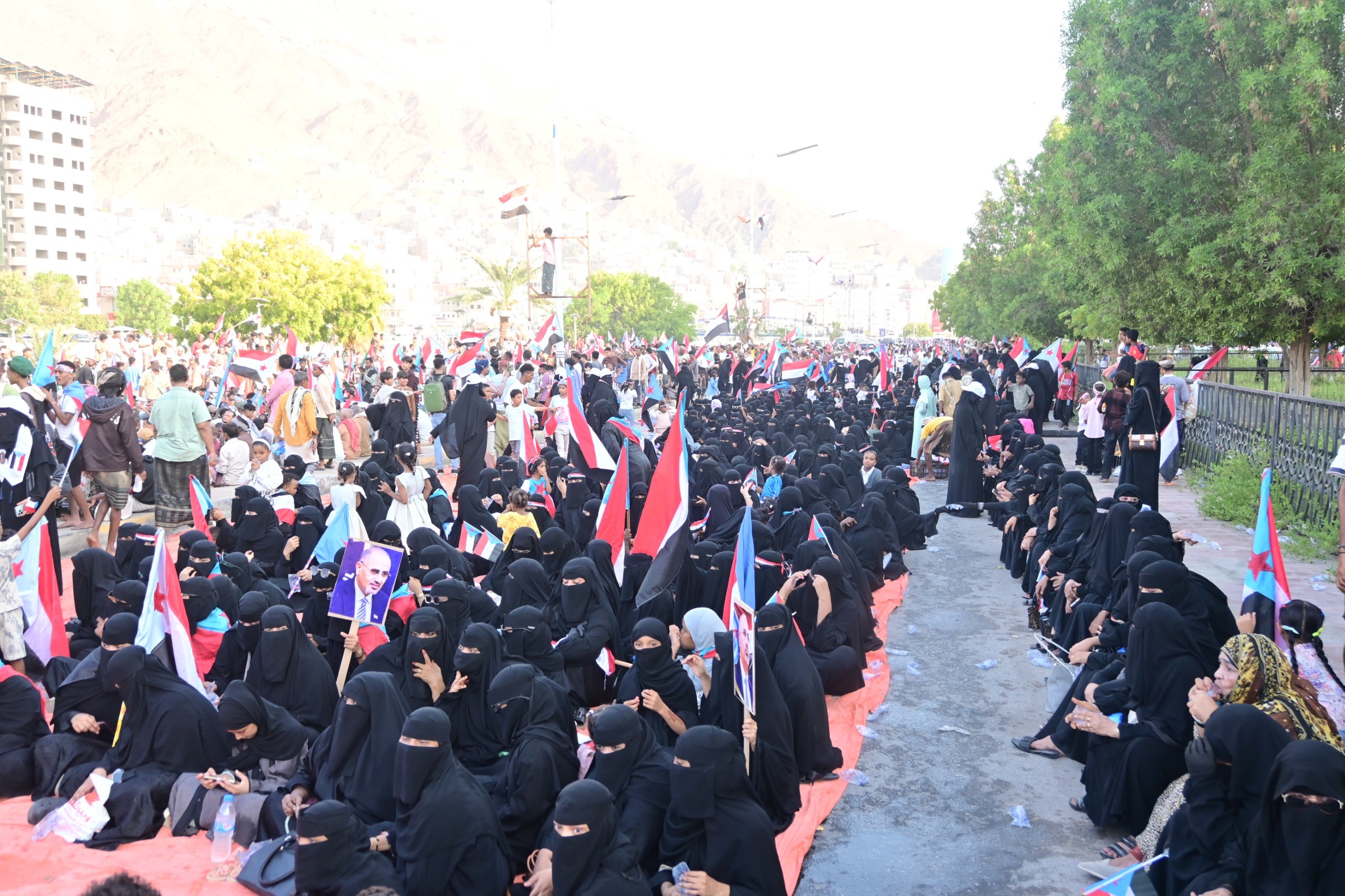 مليونية التعبئة الشعبية في المكلا تجدد التفويض للرئيس الزبيدي وتؤكد مساندة القوات الجنوبية في مواجهة الحوثيين مليونية التعبئة الشعبية في المكلا تجدد التفويض للرئيس الزبيدي وتؤكد مساندة القوات الجنوبية في مواجهة الحوثيين